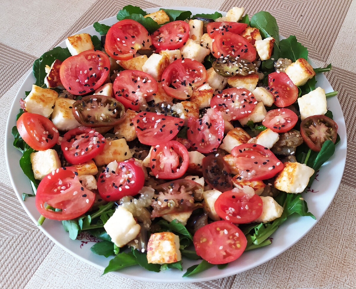 Салат из баклажанов, сыра и помидоров