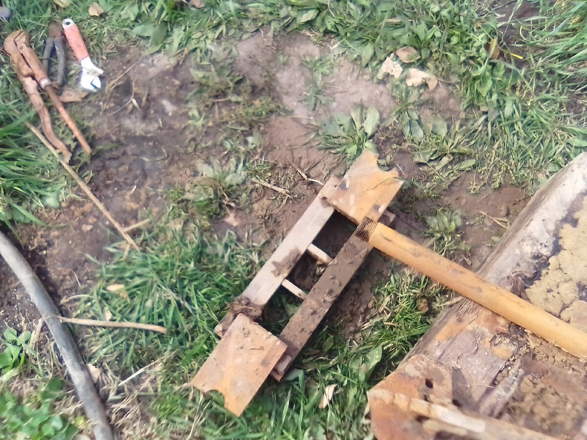 Ловушка, одна из буровых штанг и собственно сам бур