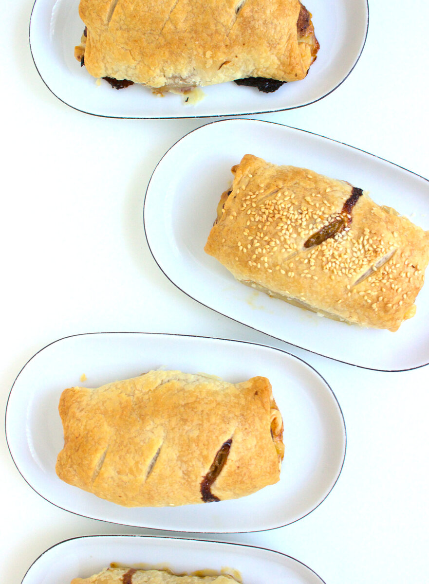 Если вы ищете закуску для предстоящей вечеринки, вот рецепт на этот случай. Что еще лучше, так это то, что вы можете приготовить закуску для вечеринки и семейный ужин за один присест. Рулетики из слоеного теста с мясным фаршем и карамелизированный луком - это новинка, способная удивить даже взыскательный гурман. Булочки очень насыщенные, ароматные и, на мой взгляд, проще, чем кажется. Я знаю, что тебе нравятся простые рецепты - это мне нравится. Обещаю, рецепт простой (знаю, знаю, не похоже, но...) и вы сделаете это без особых трудностей. Начните с приготовления мяса, потому что это не может быть проще. Смешайте все ингредиенты для начинки и позвольте смеси объединить вкусы и ароматы.
Как приготовить идеальный карамелизированный лук:
Позаботьтесь о луке - когда я впервые попробовала хороший карамелизированный лук, я просто знала, что он будет постоянным гостем у меня. На приготовление уходит много времени, но на практике это происходит само по себе, и вкус, который вы получаете в конце, невероятно хорош. Идеальный карамелизированный лук требует хорошей сковороды и времени - здесь время играет ключевую роль. Чем дольше будет лук, тем лучше будет эффект. Лук нарежьте перьями (если он сильный и у вас болят глаза, положите лук в холодную воду и вытащите по одному) и выложите в кастрюлю с растительным маслом. Жарить около 10 минут на среднем огне с добавлением соли. Будьте осторожны, чтобы он не пригорел потому что становится горько! Через 10 минут лук должен размягчиться, затем можно добавить сахар и бальзамический уксус. Если у вас нет бальзамина, добавьте яблоко или вино - но это немного изменит вкус - к тому же бальзамик придает луку красивый цвет. Такой лук можно жарить медленно, хотя это больше похоже на варку, до 1 часа - как я уже писал ранее - Дольше-ЛУЧШЕ. Конечно, лук будет карамелизированный и готов примерно через 30 минут поэтому если у вас мало времени, вы можете выключить его раньше. Однако меньшее время повлияет на качество. Через некоторое время луку может потребоваться немного воды, но совсем немного (речь идет о нескольких столовых ложках воды), добавьте ее, перемешайте и продолжайте жарить. Готового лука нет Он имеет насыщенный золотистый или даже золотисто-коричневый цвет, мягкий и даже тающий во рту, сладкий и соленый, никогда не горький.
Я добавляла этот лук в мясные соусы, хот-доги, гамбургеры, тосты. Как только вы сделаете лук, приготовьте еще, так как вы все равно съедите его через день или два. Если ваш лук готов, все, что вам нужно сделать, это свернуть его и запечь. Нарежьте запеченные булочки небольшими кусочками, если вам нужно подавать их в качестве гарнира, но подавайте их целиком с овощами на ужин - одного ролла хватит на одного человека.

Рулетики из слоеного теста с фаршем

Количество порций: 4+

Время приготовления: 1 час + 1 час запекания.



Ингредиенты
Слоеное тесто (1 кусок готового теста)Зерновые (кунжут, мак, черные семена)1 чайная ложка сливочного масла(растворенного для намазывания)
КАРАМЕЛИЗОВАННЫЙ ЛУК:
5-6 средних луковиц (примерно 1 кг)1 столовая ложка сливочного масла,2 столовые ложки оливкового масла или масла,1,5 чайных ложки соли,2 столовые ложки сахара,1 столовая ложка бальзамического уксуса
МЯСО:
500 г фарша из свинины (я использовала из ветчины)2 зубчика чеснока3/4 чайной ложки соли,1 яйцо л.1 столовая ложка панировочных сухарей(примерно 20 г)1 столовая ложка томатной пасты1/2 чайной ложки перца

Инструкции
КАРАМЕЛИЗОВАННЫЙ ЛУК:
Разрежьте каждую луковицу пополам и нарежьте ломтиками. Нагрейте оливковое масло и добавьте сливочное масло в сковороду (выберите хорошую сковороду с антипригарным покрытием). Для горячего жира добавьте весь лук, посолите его и жарьте около 10 минут на среднем огне, пока лук не станет немного мягким. Время от времени помешивайте. По истечении этого времени добавьте сахар и бальзамический уксус. Жарить на слабом / среднем огне еще 30-45 минут. Пока лук не приобретет ярко-золотистый цвет. Возможно, вам понадобится немного воды. В этом нет необходимости, но если лук готовится слишком быстро или долго, может потребоваться добавить немного воды. Время от времени помешивайте. Дайте луку остыть примерно 10 минут.
МЯСНОЙ ФАРШ:
Смешайте все мясные ингредиенты в большой миске, желательно вручную, тогда можете быть уверены, что это именно так. Сформируйте из смешанного мяса цилиндрическую форму.
ИСПОЛНЕНИЕ:
Слоеное тесто разрезать на 4 равные части (получатся прямоугольники). Положите карамелизированный лук на каждый кусок теста и распределите его по всему тесту. На каждый кусок теста (по короткой стороне) выложите мясо в цилиндр и заверните его (по длинной стороне). Готовые рулеты выложить на противень, застеленный бумагой для выпечки. Разместите их так, чтобы они не открывались во время запекания. Смажьте каждый рулет растопленным маслом и посыпьте зернами или ничего (я посыпала кунжутом). Каждый рулет нарежьте острым ножом. Поставить в разогретую до 200 С духовку с функцией нагрева вверх-вниз. Выпекать 55 минут - 1 час. Запеченные булочки можно есть как ужин с овощами или как гарнир. Нарезанные на мелкие кусочки рулетики - отличная закуска для любой вечеринки.