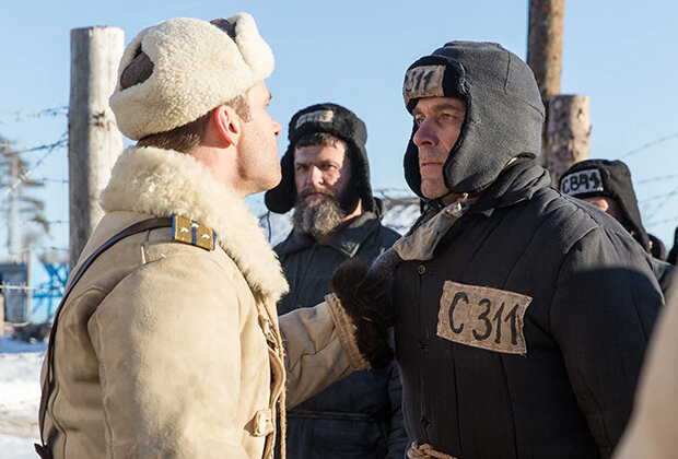 Буйновский пререкается с охраной. В рассказе с одним офицером-лейтенантом, в фильме сразу с тремя.