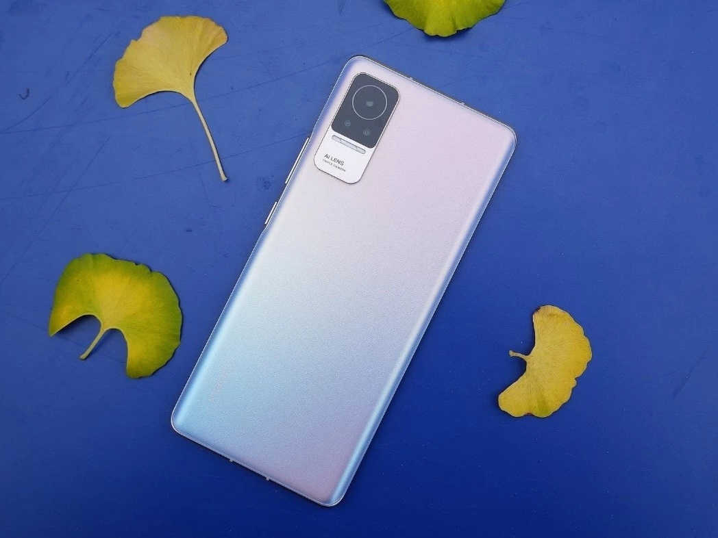 *Внешне смартфон напоминает продукцию бренда VIVO