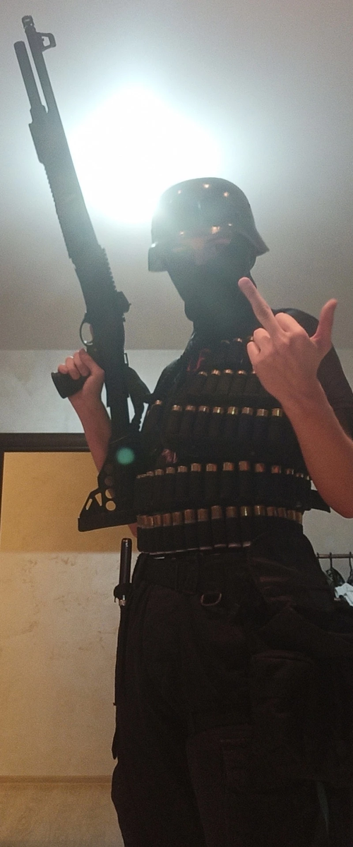 Такое фото предполагаемый стрелок опубликовал в соцсети перед нападением 
Тимур Бекмансуров