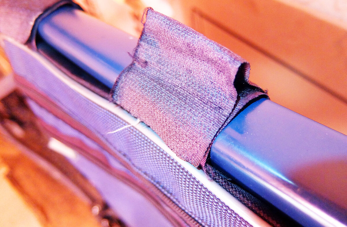 А это правильная установка: никакого кончика не торчит, а "горбик" не мешает.