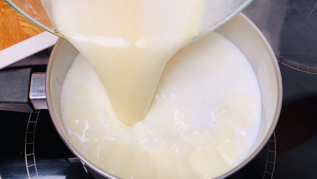 Вливаем перемешанную смесь в молоко (Листайте)