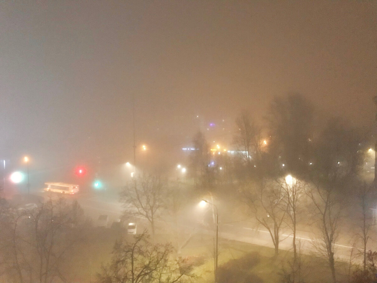 Вот такое нечто наблюдается из окна до сих пор. А должно быть видно 3 дома.