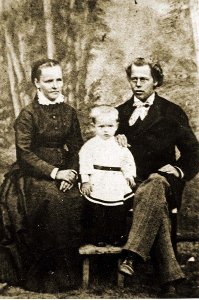 Павел Бажов с родителями
