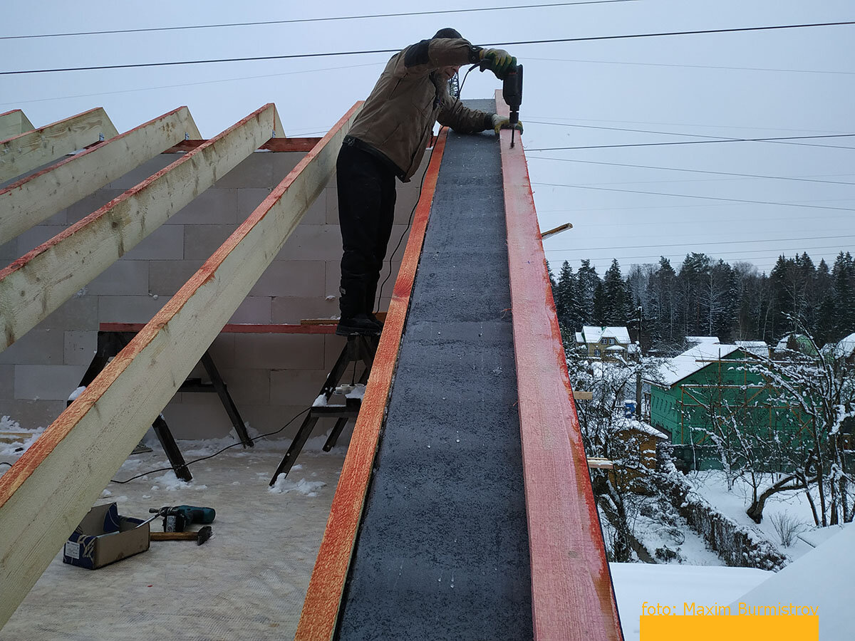 Мишелин крепит балку.