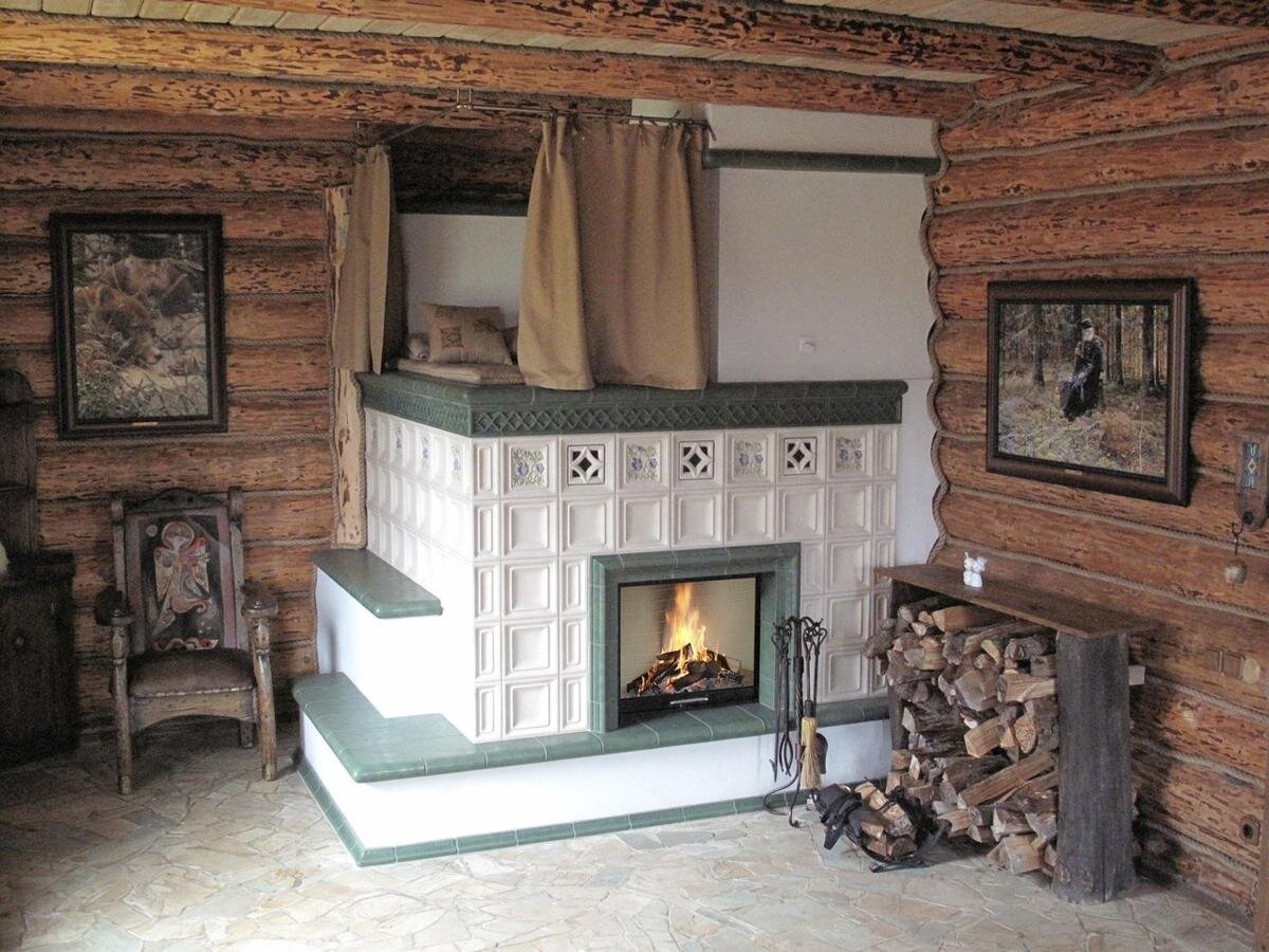 Интерьер с печкой в деревянном доме (90 фото)