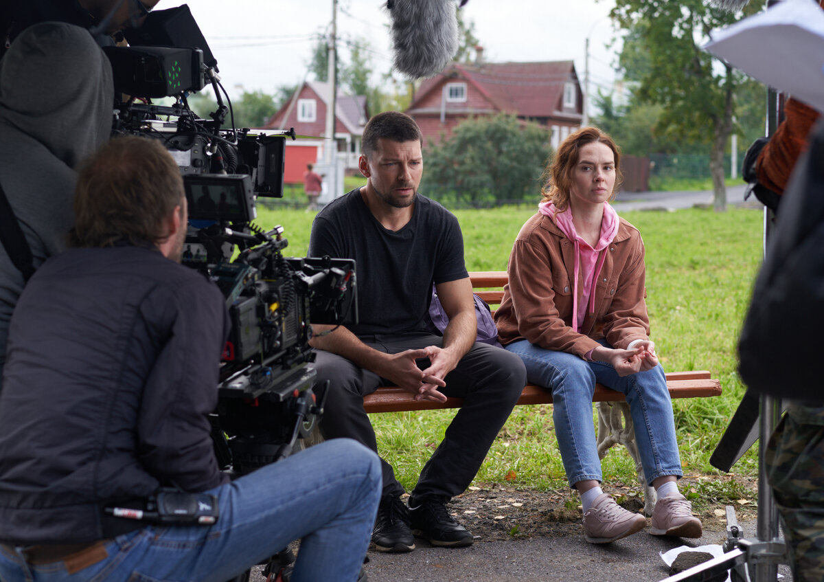 Даниил Страхов в роли Павла Андреева и Елена Николаева в роли Виолетты. На съемках сериала