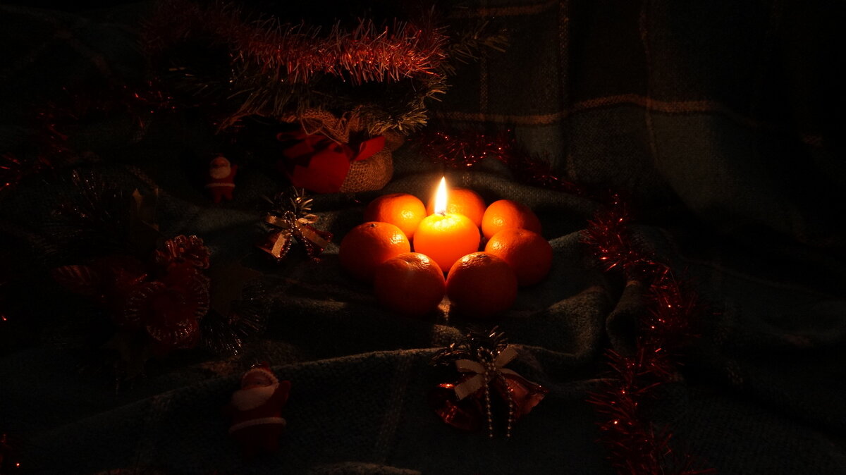 Я вижу только хоровод из мандаринов вокруг огонька