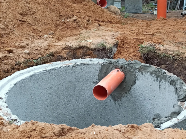 Канализационные трубы нормально зимуют даже при небольшом заглублении.