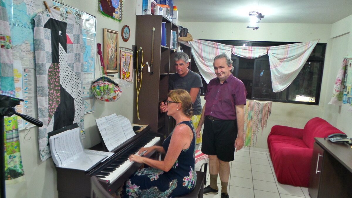 Это мы слушаем как играет на пианино Клаудия