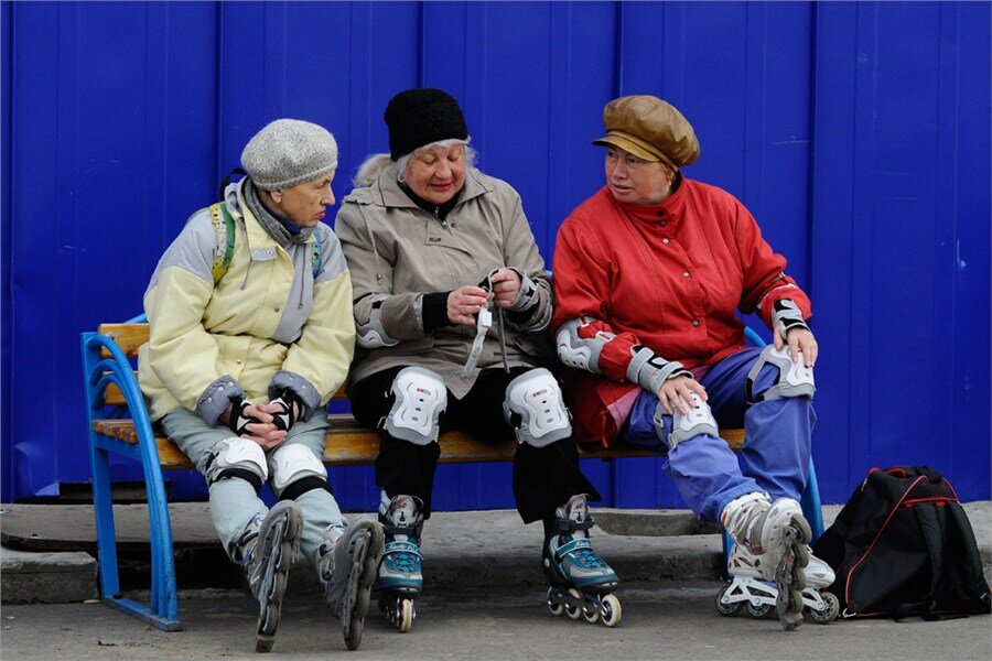 Бабки в какой игре. Веселые старики. Крутые пенсионеры. Странный старик. Пожилые люди на коньках.