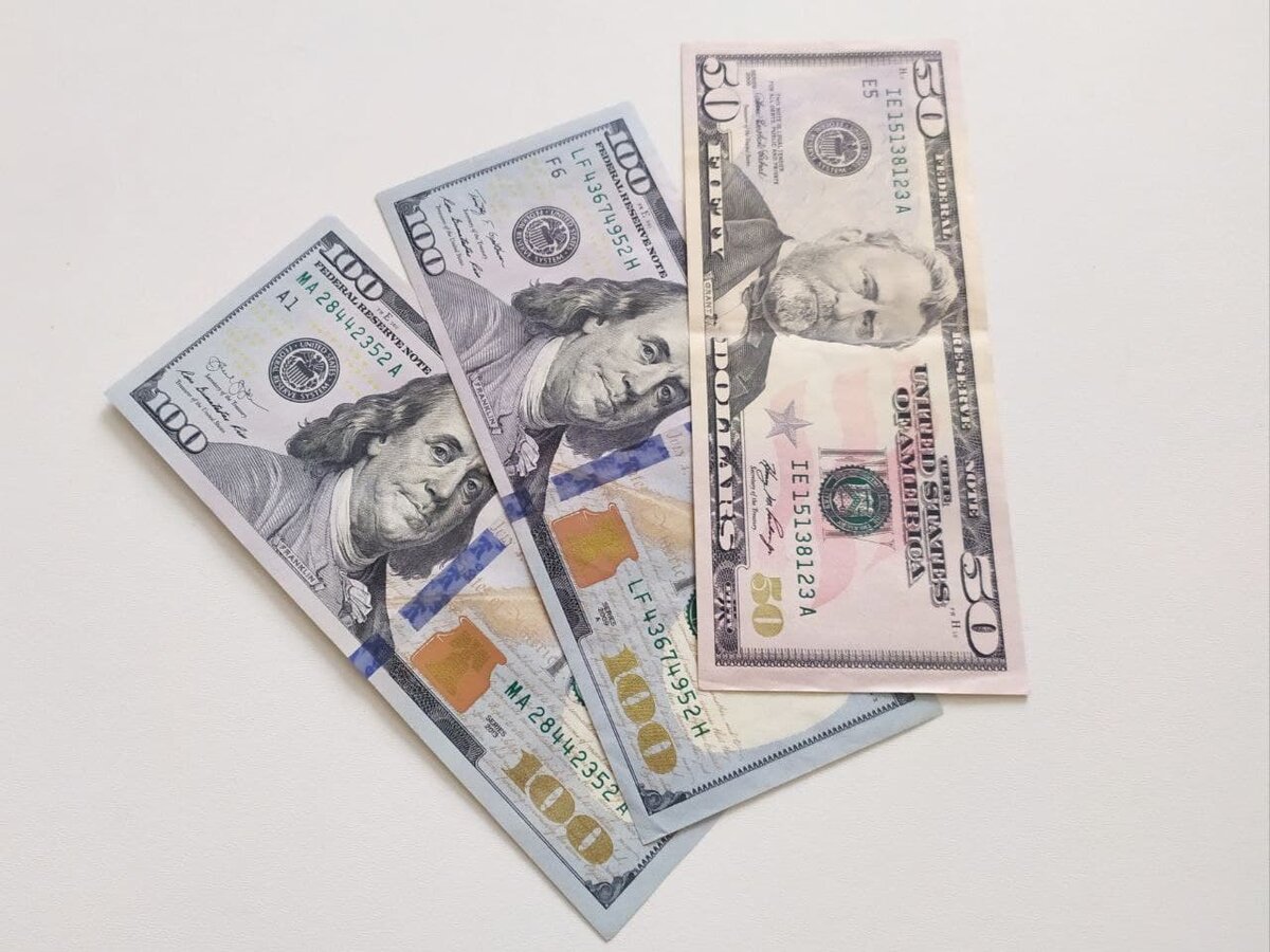 Занял я другу приличную сумму в зеленых 