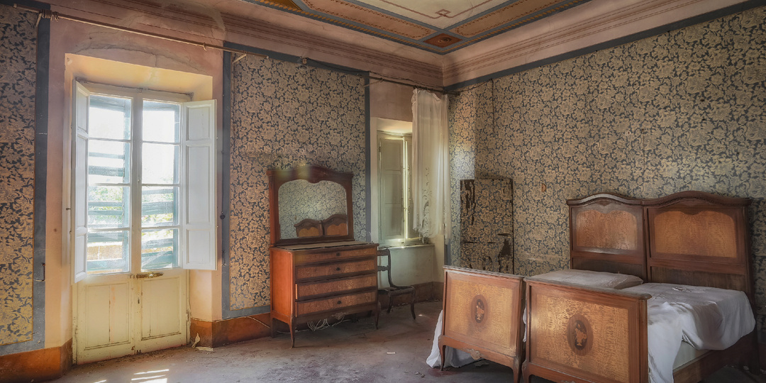 Мы нашли шикарные спальни в заброшенной вилле с трагичной историей