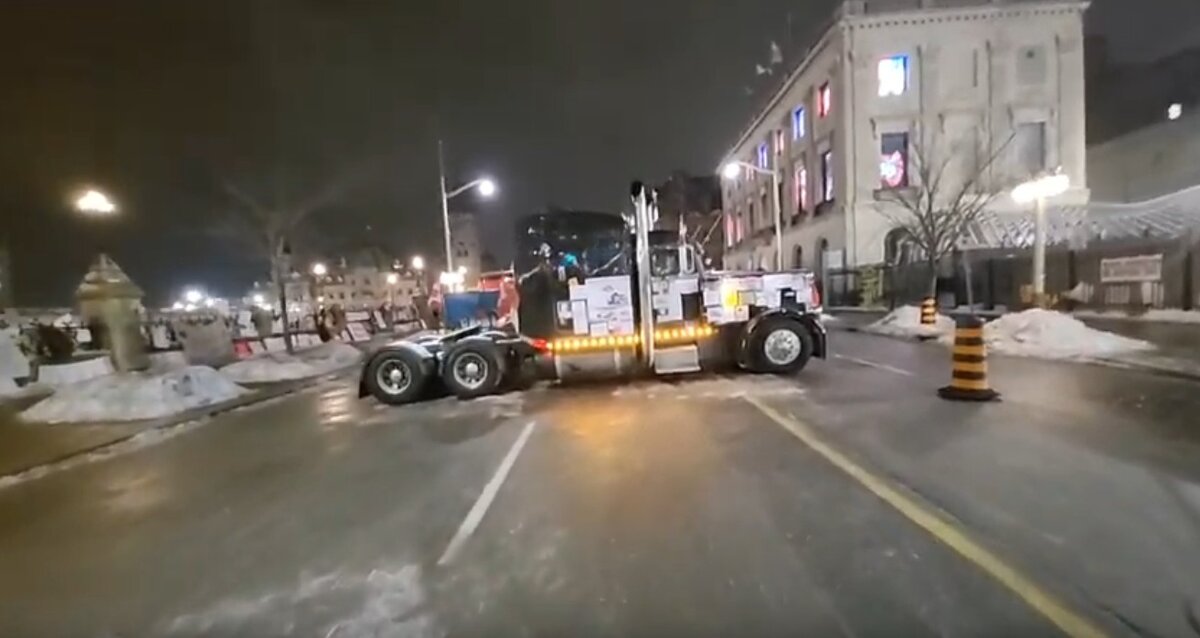 Он говорит: «Обратите внимание на то, что грузовики припаркованы поперек дороги».