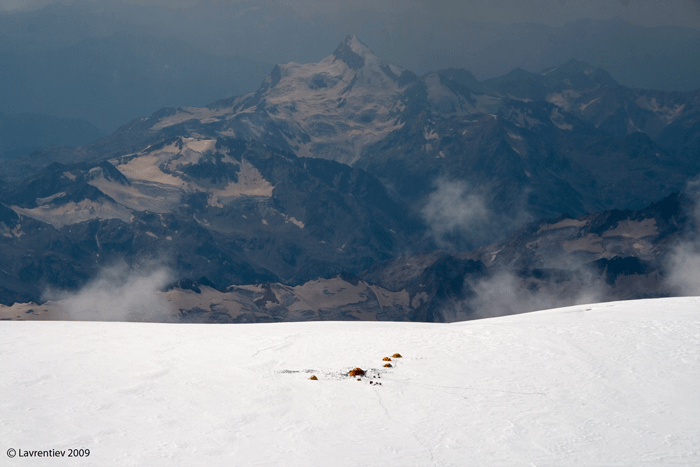 Лагерь ученых-гляциологов на леднике. Фото с сайта: http://paleoglaciology.org/regions/Caucasus/IceCoreDrilling/