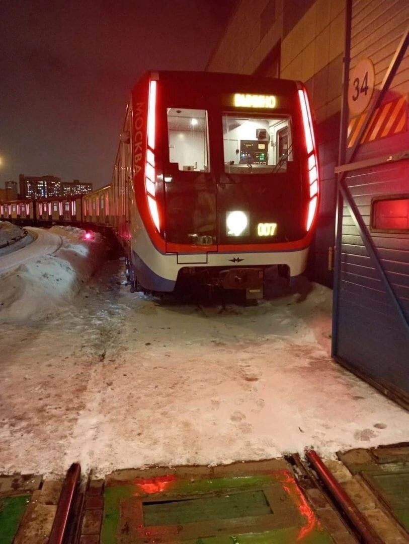 Поезд Москва сошёл с рельсов