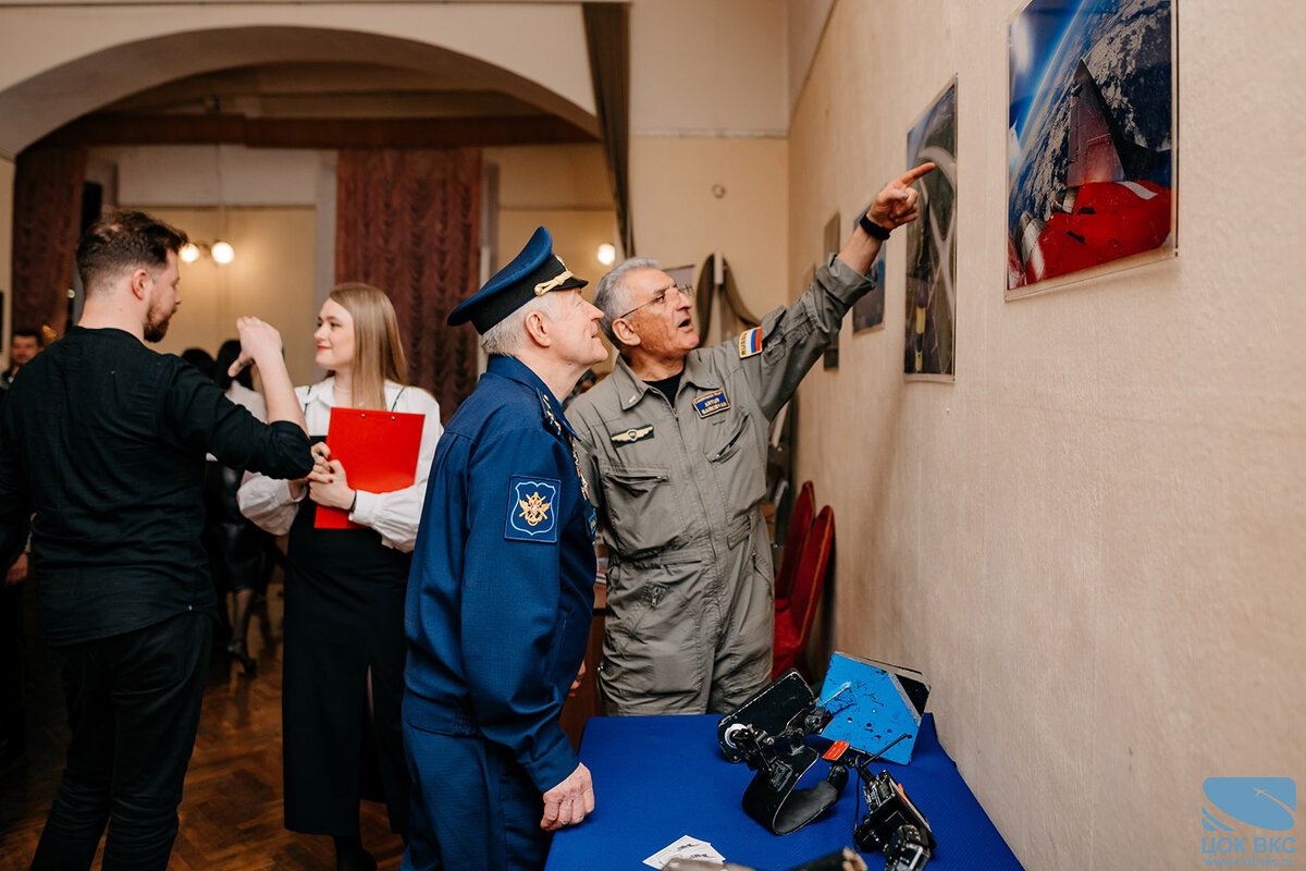 В Центральном офицерском клубе ВКС открылась выставка Артура Саркисяна «ГЛУБОКОЕ ПОГРУЖЕНИЕ В НЕБО»