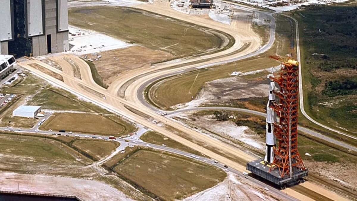 Выкатывание SA-500F на стартовую площадку. Credit: NASA.