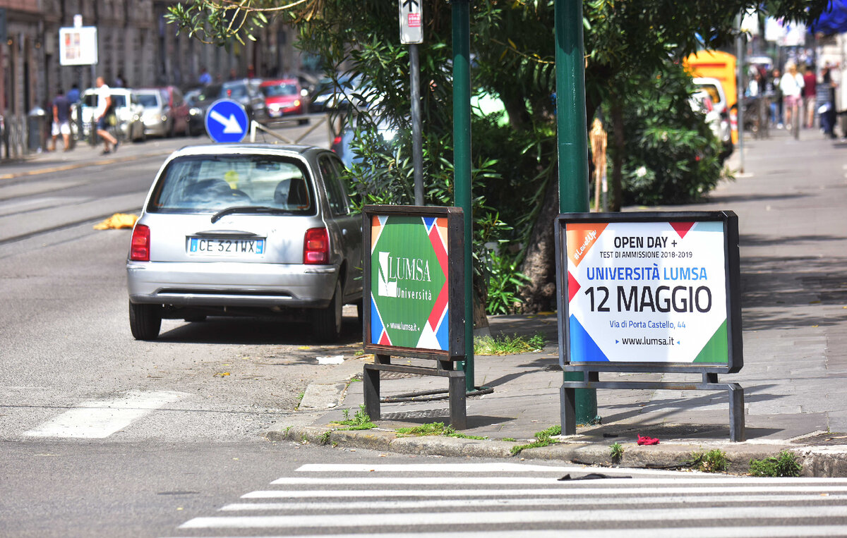 Рекламные заборчики на улице Рима