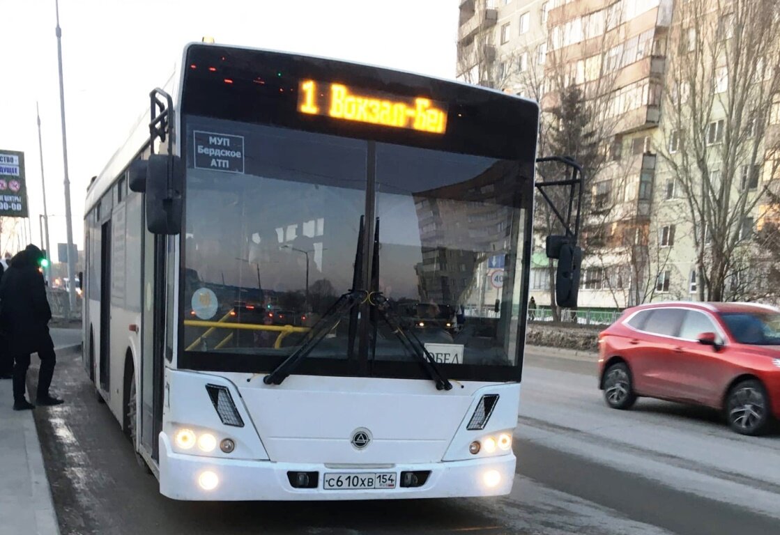 Не открыл задние двери инвалиду водитель автобуса в Бердске | Беседа Онлайн  | Дзен