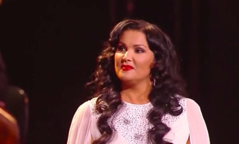 Анна Нетребко. Фото: кадр трансляции юбилейного вечера Анны Нетребко на НТВ 