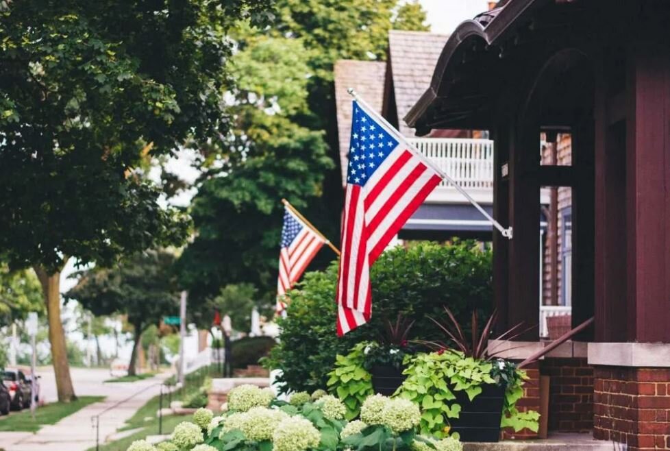 Флаг США на частном доме рядового американца (иллюстрация из открытых источников)