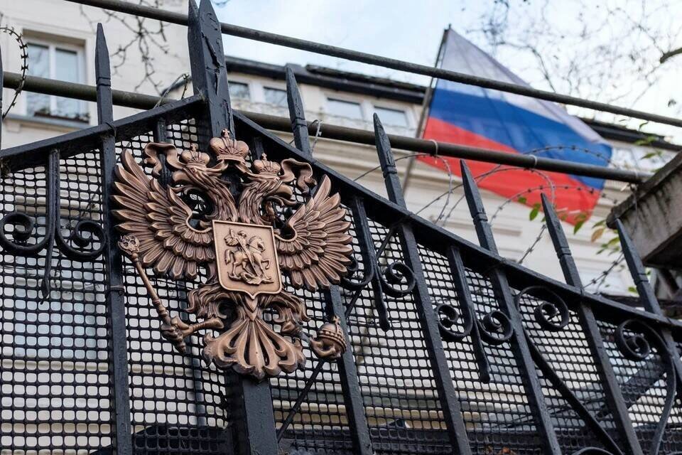     Российское посольство направило ноту протеста в МИД ФРГ из-за появления русофобных надписей на мемориалах в Берлине  REUTERS