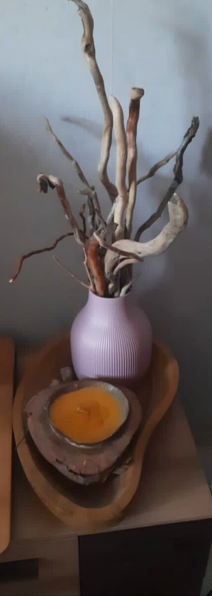 Моя покупательница поставила коряжки в керамические вазы. 