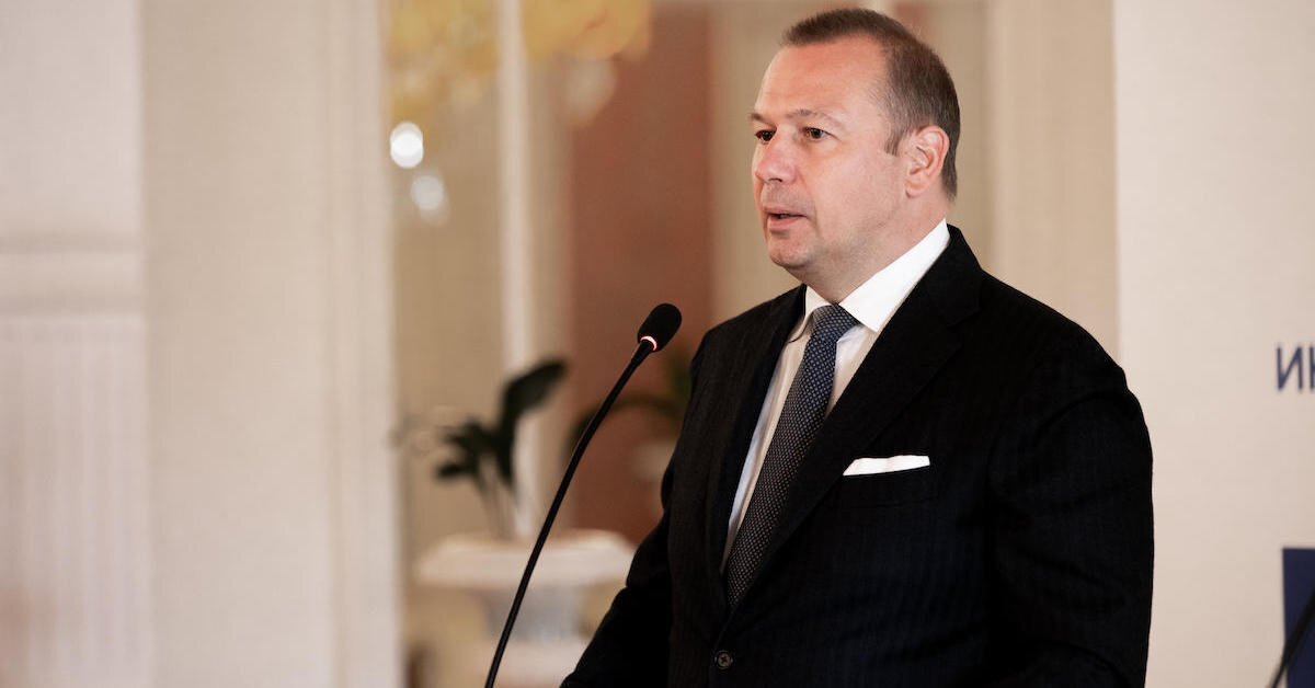 Михаил Волков скрылся в тени. Фото ok-magazine.ru