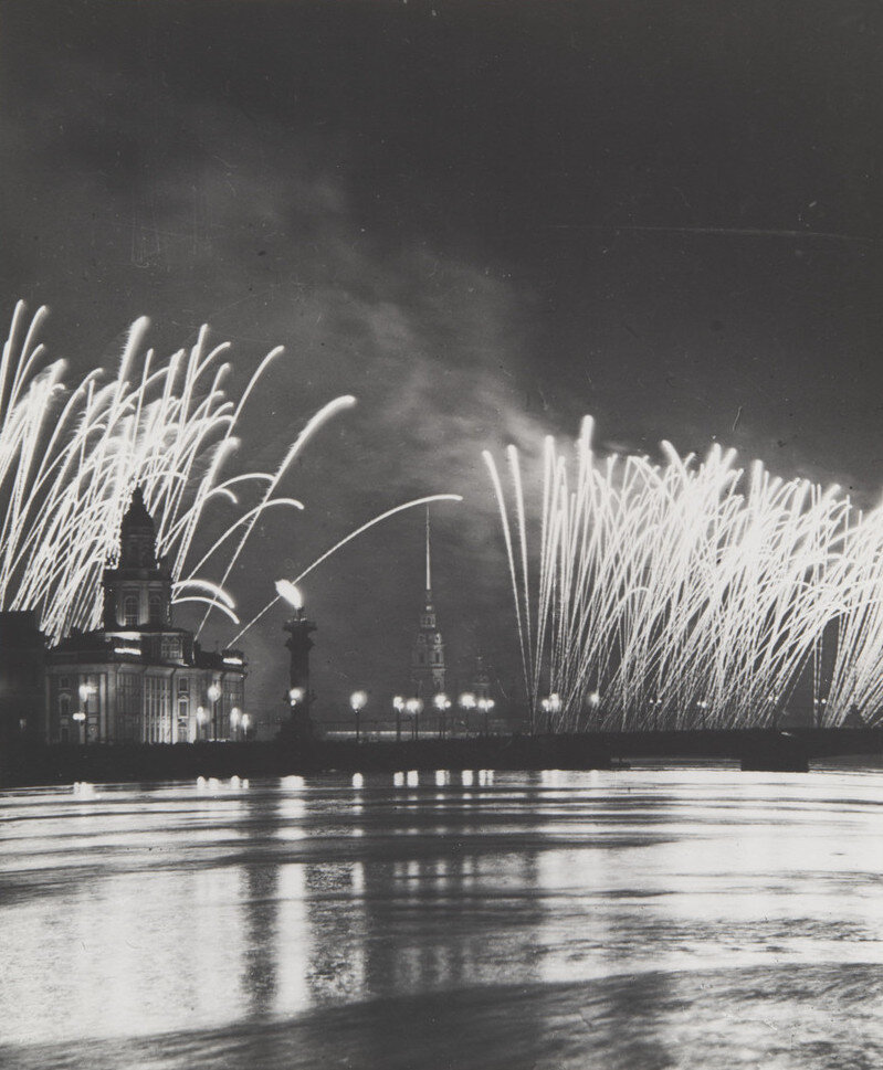 © Илья Наровлянский. Салют. Ленинград, 1967