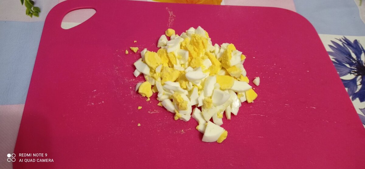 Яйца сварить и крупно нарезать.