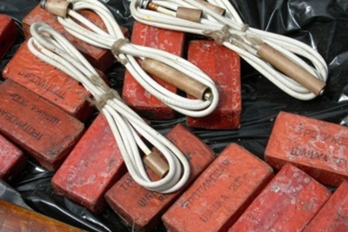 Как взорвать пластид. Пластиковая взрывчатка. Пластид взрывчатка. Тротиловая шашка. Пластиковое взрывчатое вещество