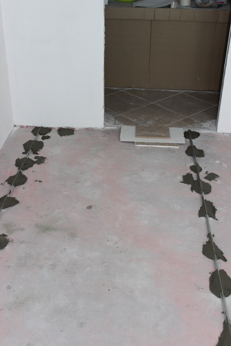 Тут заказчик потребовал ставить маяки, хотя все равно делали наливным полом