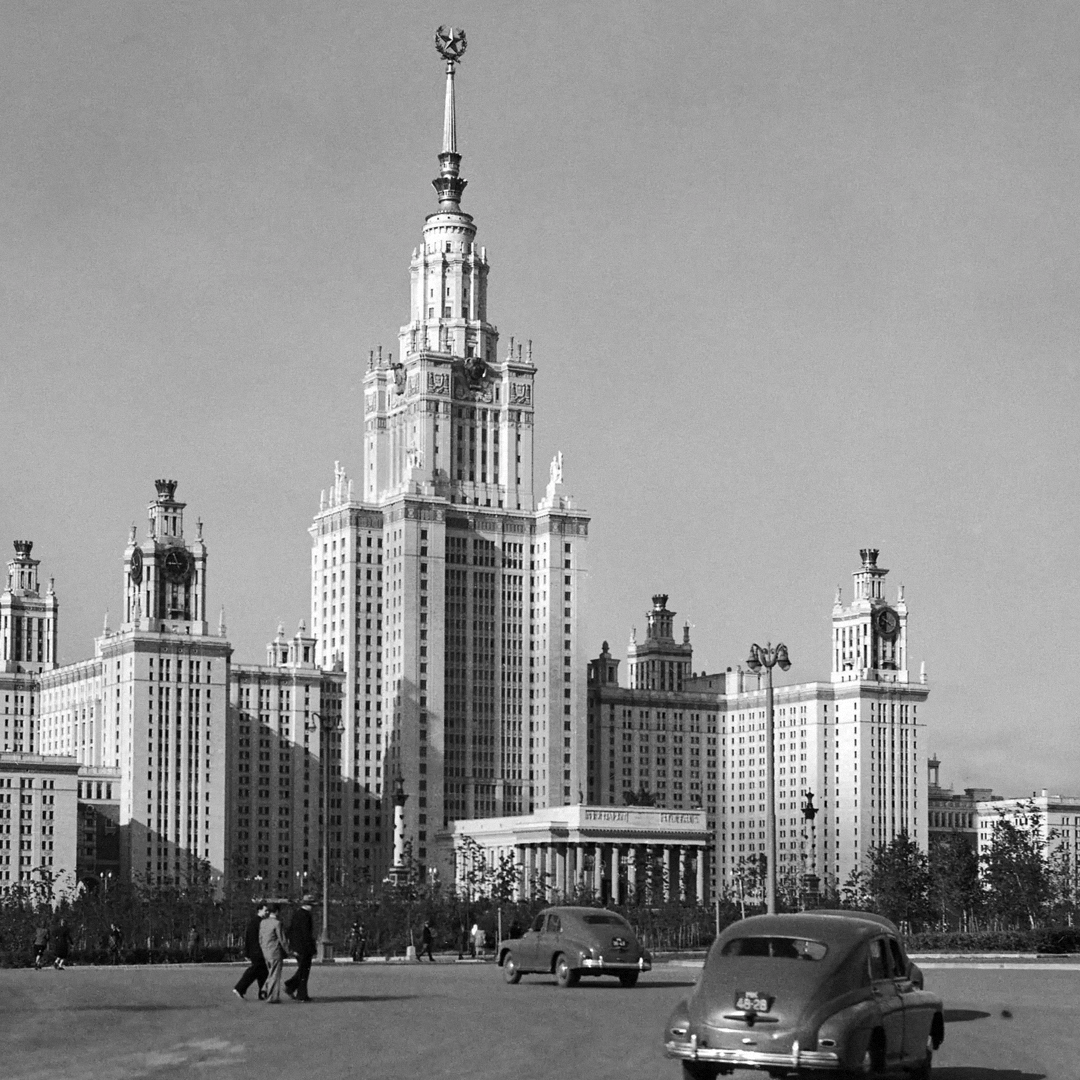 История высоток. Москва МГУ 1953. Сталинские высотки МГУ. МГУ им. м.в. Ломоносова на Ленинских горах СССР. 1 Сентября 1953 в Москве на Ленинских горах открыто высотное здание МГУ