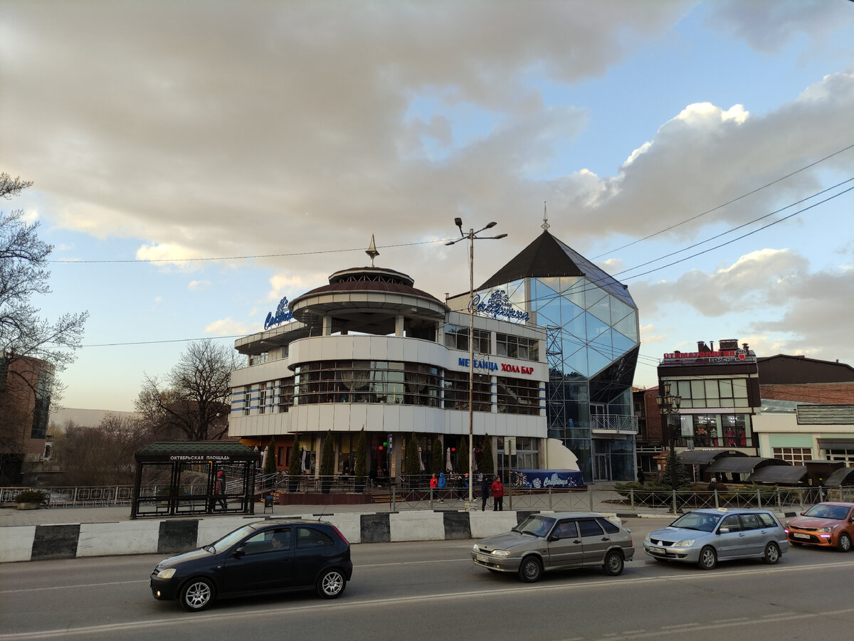 Вот здесь, на первом этаже и находится "Снежинка"