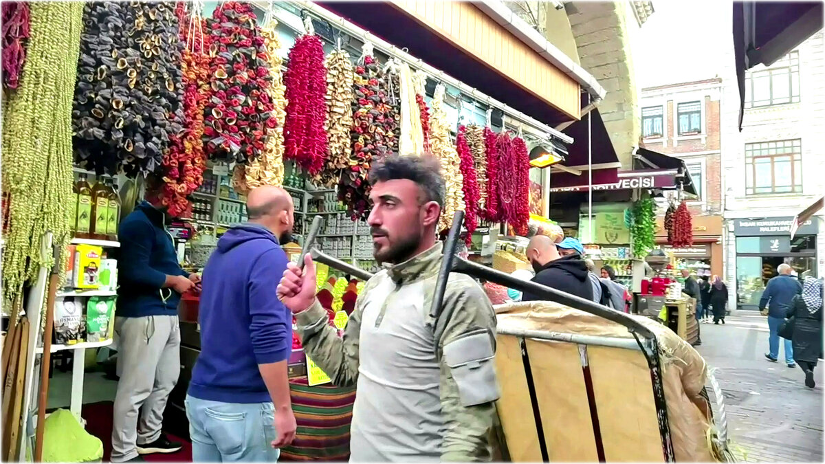 Работник базара, пользующийся крупной тележкой. Юркие и активные ребята, маневрирующие между посетителей с характерным стуком колёс о брусчатку. В исторической части города их можно увидеть не только на базарах. Часто им приходится посвистывать и кричать, чтобы вовремя пробираться через шумную толпу. Здесь это не кажется необычным. 