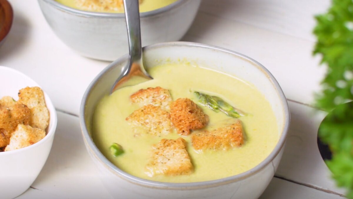 Нежный, ароматный и насыщенный крем-суп из спаржи порадует вас своим вкусом и ярким внешним видом!  Фото: thespruceeats.com