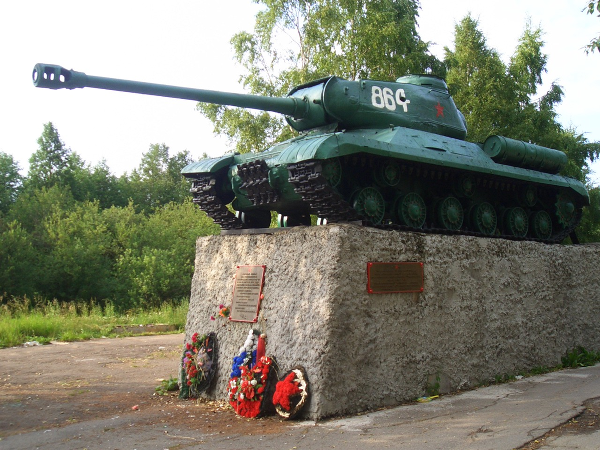 Подвиг колобанова на кв 1. Войсковицы танк Колобанова. Памятник кв 1 Колобанова. Колобанов танк памятник. Памятник Зиновию Колобанову.