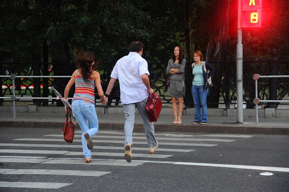 подземный переход. люди на переходе. светофоры в южной корее. пдд для детей подземный переход. 6 «подземный пешеходный переход».