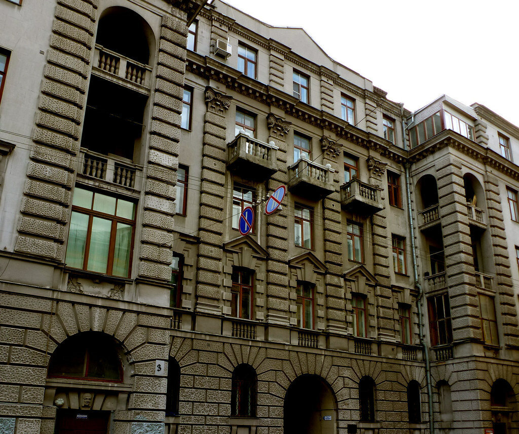 Шура вышла  на балкон 4-го этажа проводить уезжающего в Ленинград брата. Почему-то крикнула: «Сергей, прощай!» Фото: avatars.mds.yandex.net