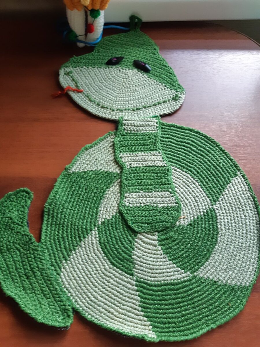 фото 1 - змейка на столе