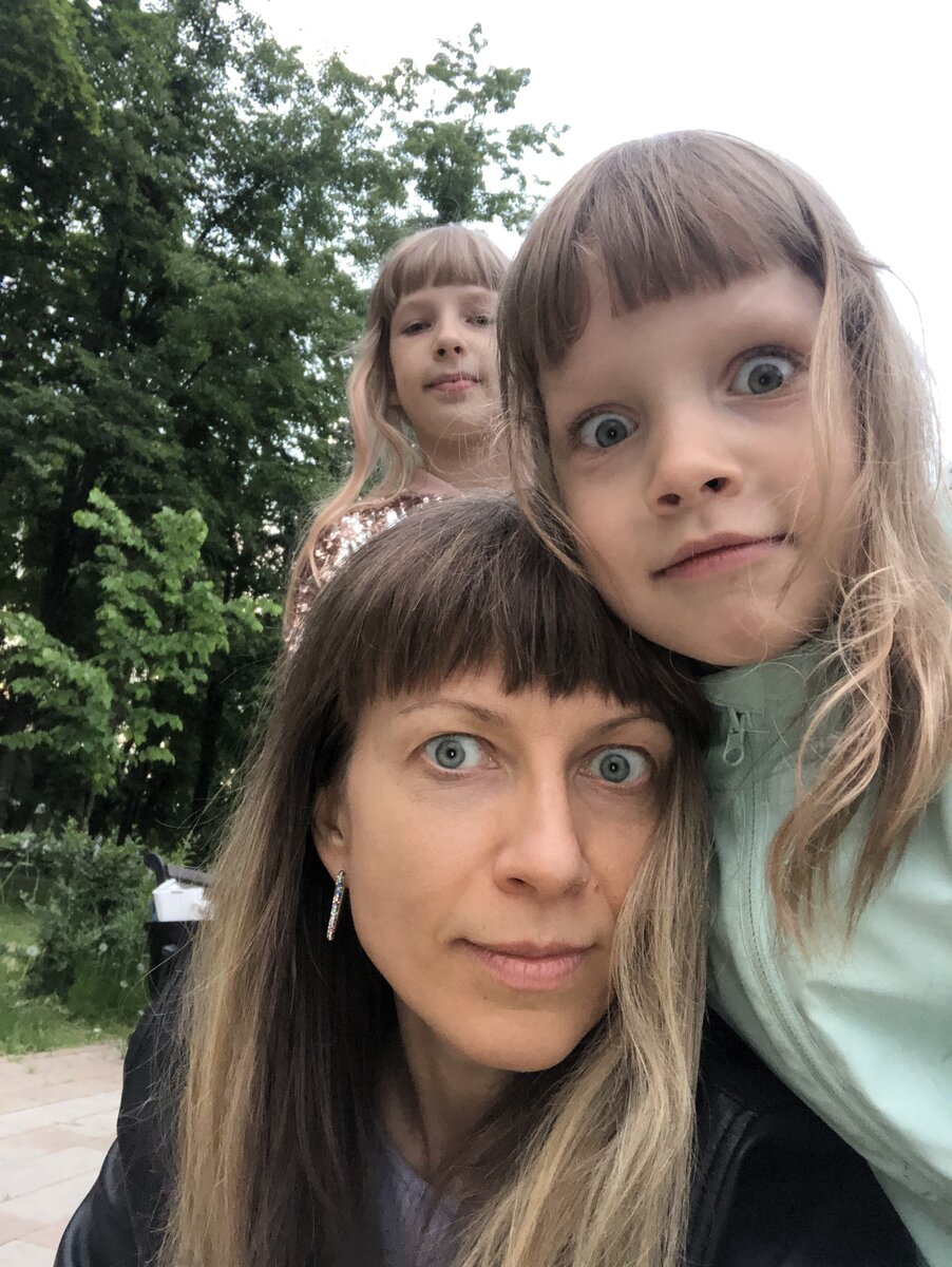 Это я и мои дочери, 9 и 5 лет. На фото  мы с младшей с удивлением смотрим на всех тех, кто читает с возраста 2-х лет.  Ну что ж, удачи вам… 😘