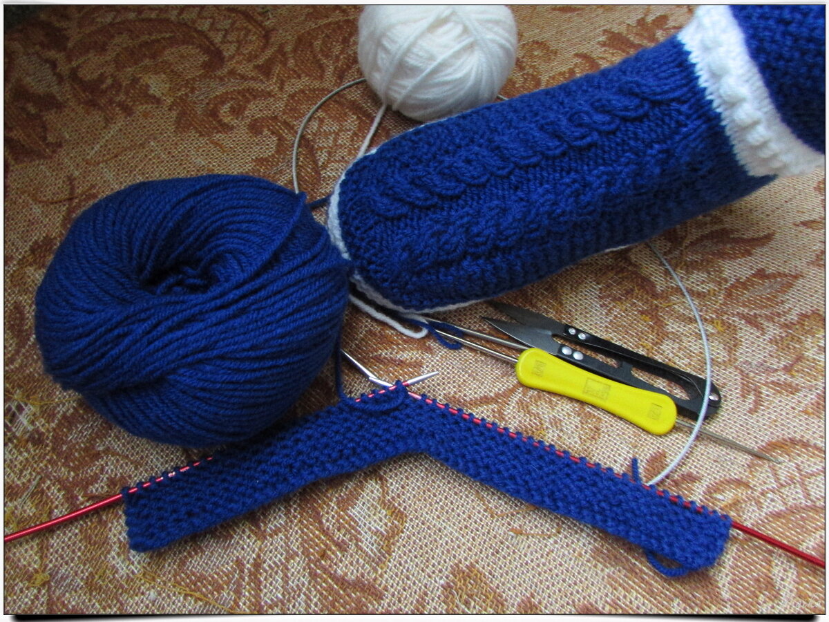 Набрать 48 петель нитью основного цвета 