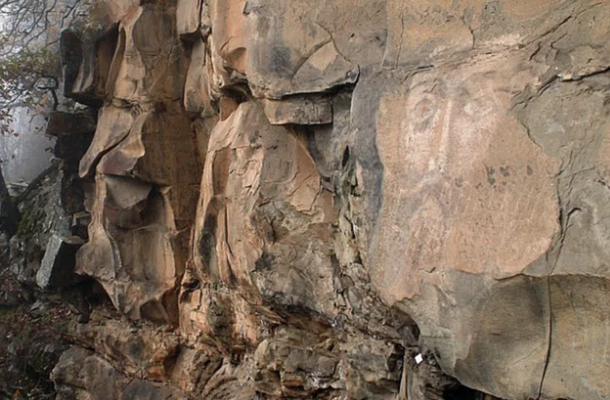 архыз достопримечательности лик христа. карачаево черкесия лик нерукотворный. наскальный лик христа в архызе. карачаево черкесия лик нерукотворный. наскальный лик христа в архызе.