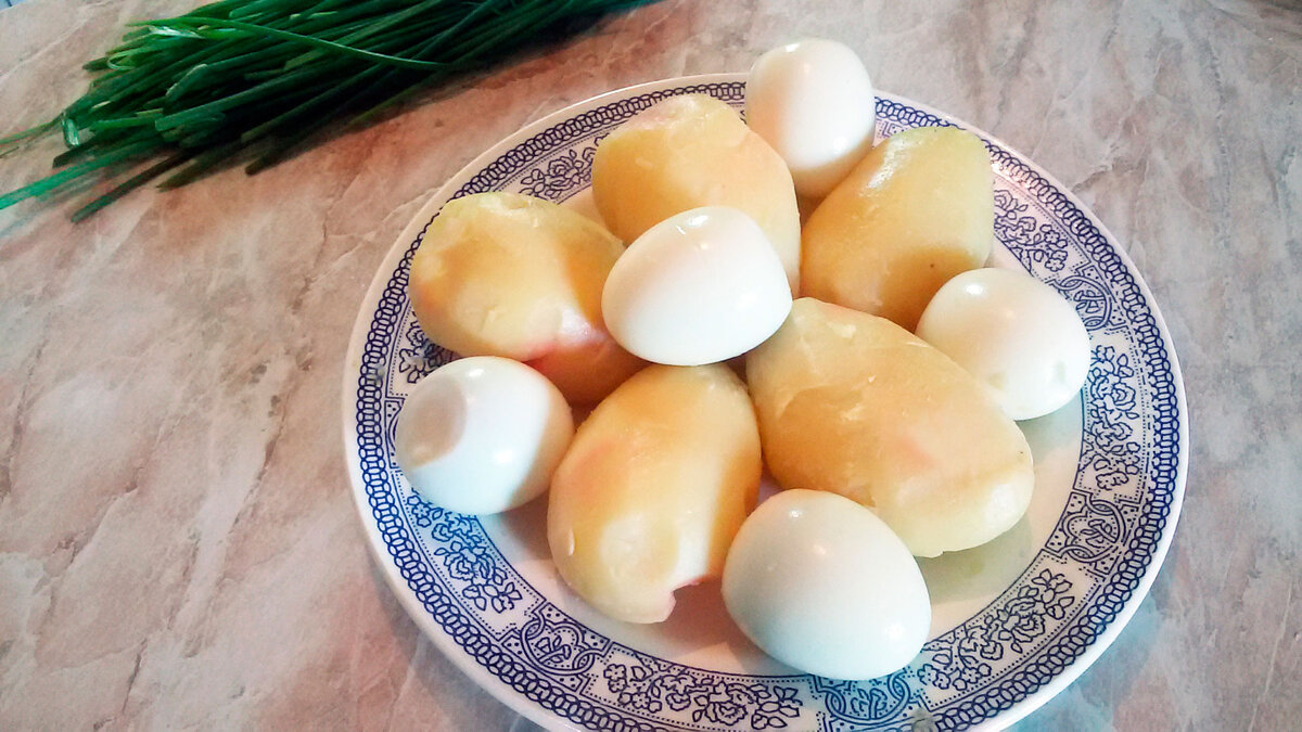 Отваренные картошка и яйца