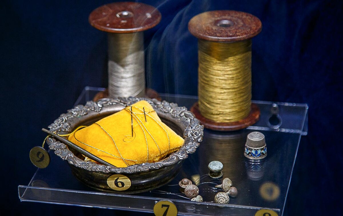 Катушки с золотной и серебряной нитями на медной тарелочке для рукоделия. XIX век