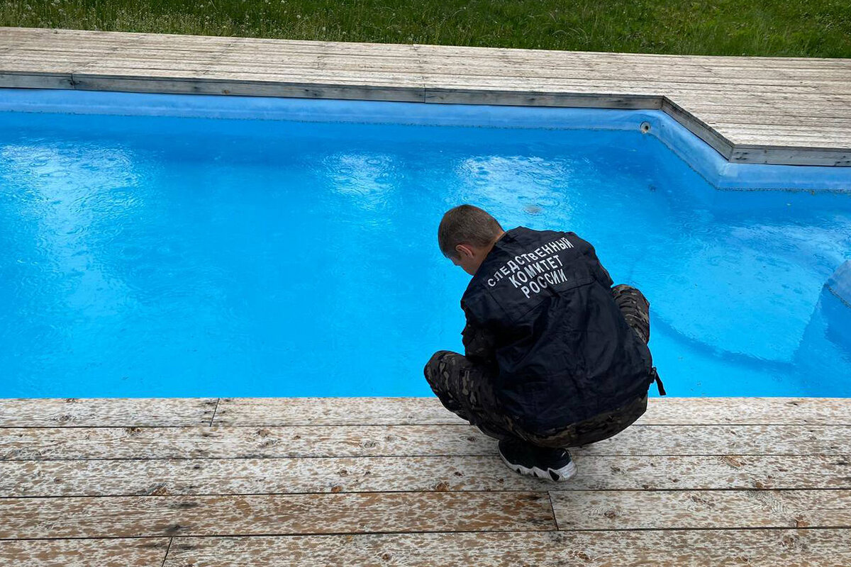 Щинова под водой бассейн