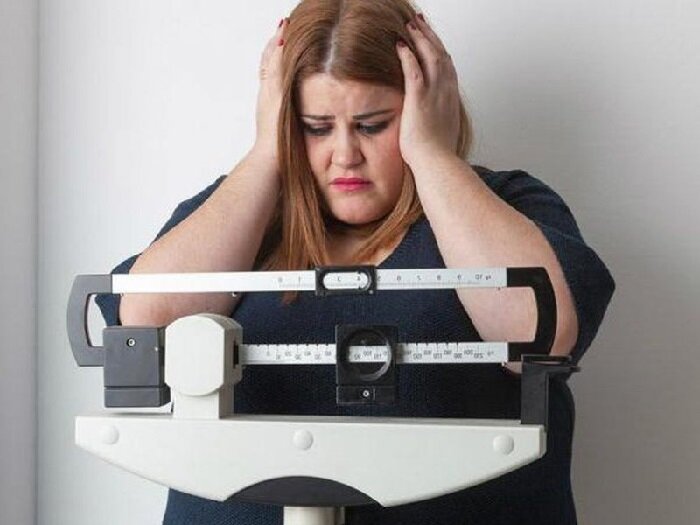 Фото Грустная девушка на весах.